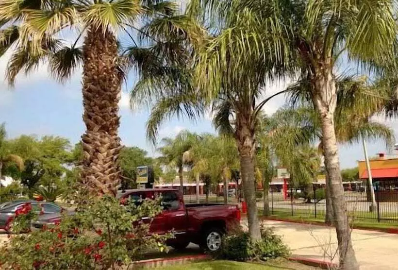 Отель Scottish Inn & Suites Hobby Airport