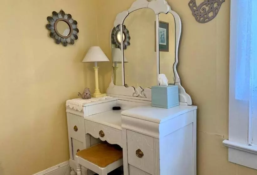 تختخواب و صبحانه The Inn On Front Street