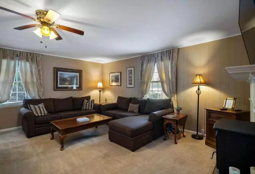 تختخواب و صبحانه The Inn On Front Street