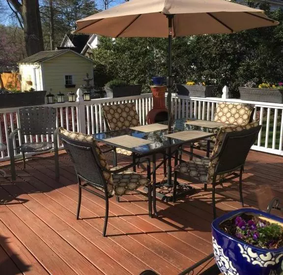 تختخواب و صبحانه The Inn On Front Street