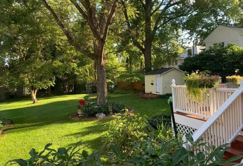 تختخواب و صبحانه The Inn On Front Street