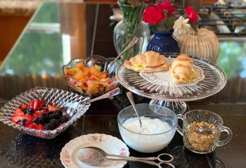 تختخواب و صبحانه The Inn On Front Street