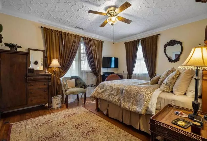 تختخواب و صبحانه The Inn On Front Street