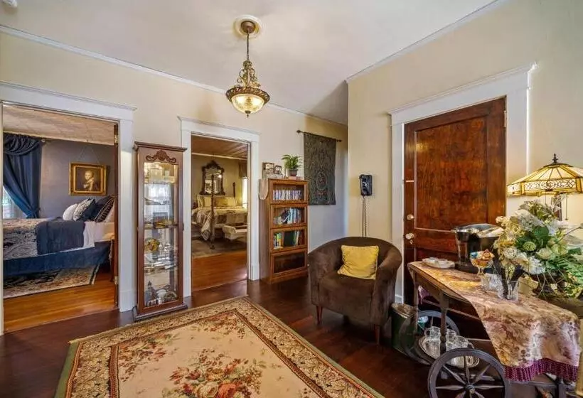 تختخواب و صبحانه The Inn On Front Street