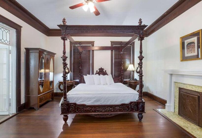 فندق Coombs Inn & Suites