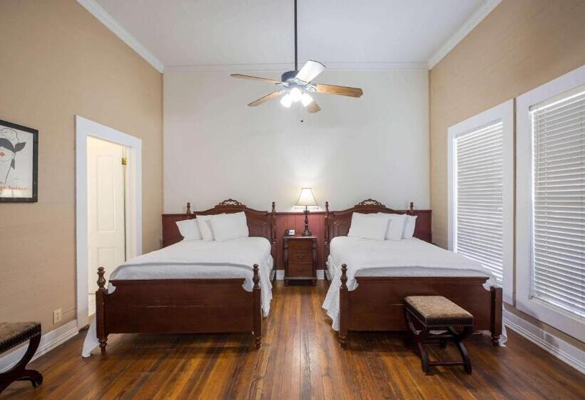 فندق Coombs Inn & Suites