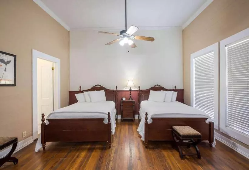 בית מלון כפרי Coombs Inn & Suites