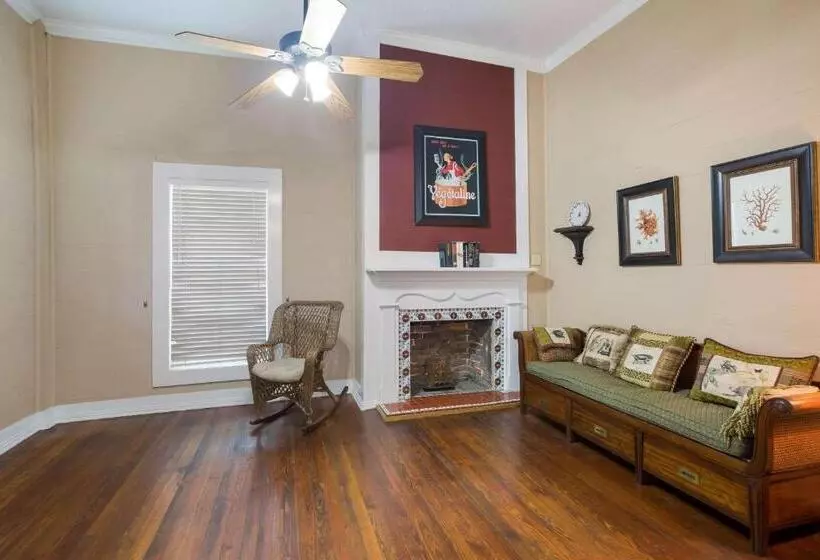 בית מלון כפרי Coombs Inn & Suites