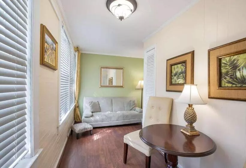 בית מלון כפרי Coombs Inn & Suites