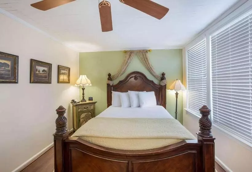 בית מלון כפרי Coombs Inn & Suites