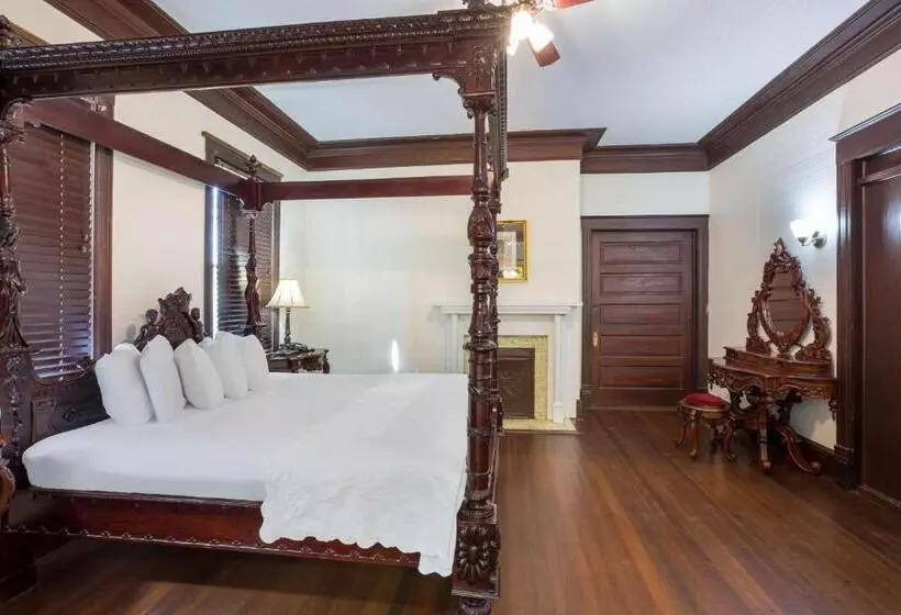 בית מלון כפרי Coombs Inn & Suites