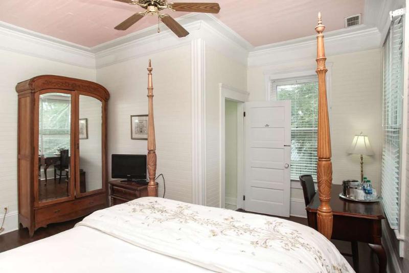 فندق Coombs Inn & Suites