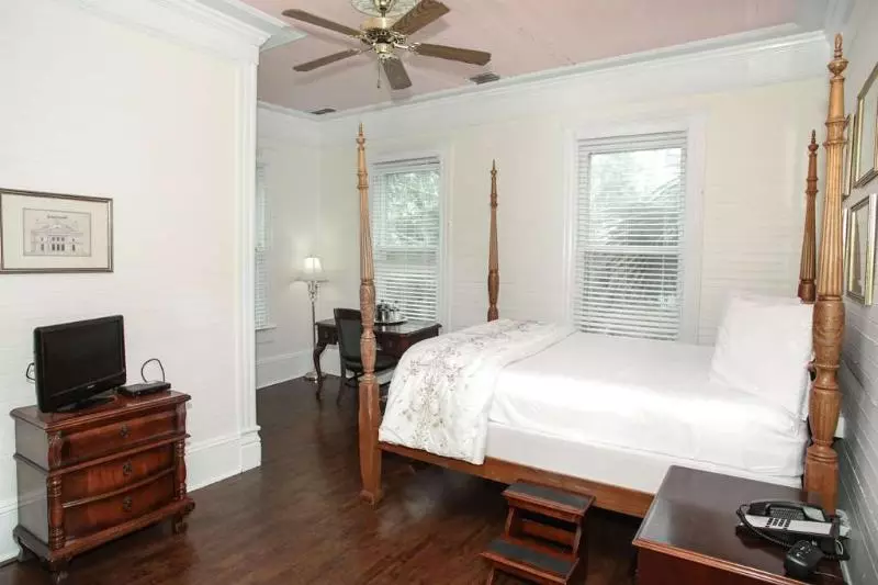 בית מלון כפרי Coombs Inn & Suites