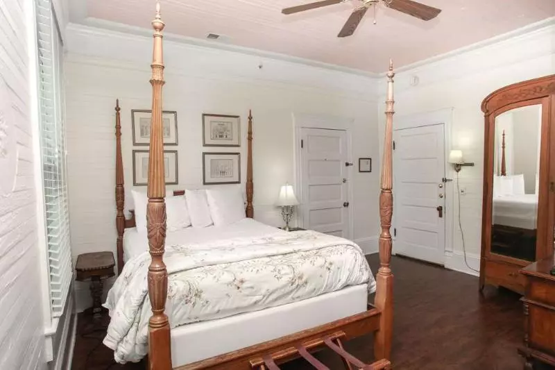 בית מלון כפרי Coombs Inn & Suites