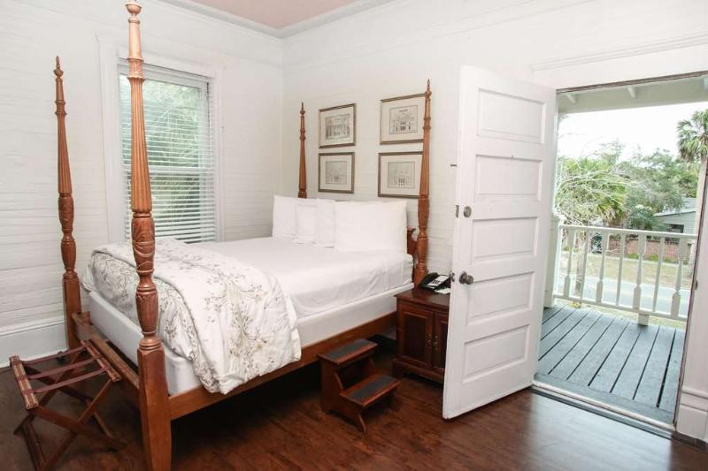 فندق Coombs Inn & Suites