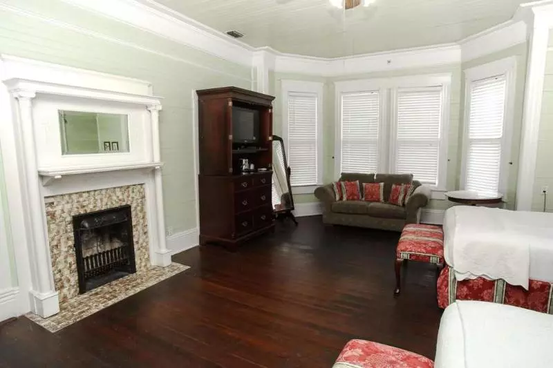 בית מלון כפרי Coombs Inn & Suites