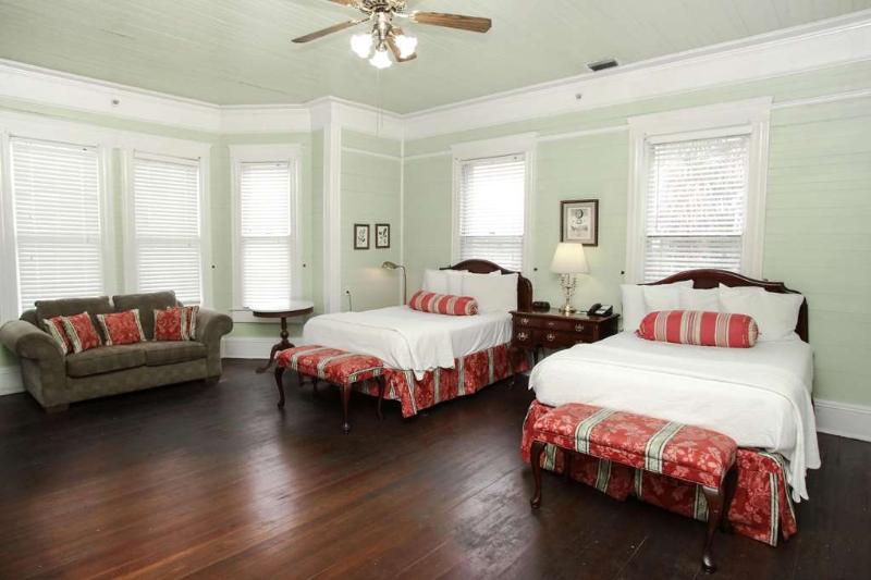 فندق Coombs Inn & Suites