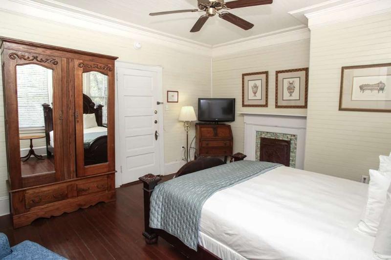 فندق Coombs Inn & Suites