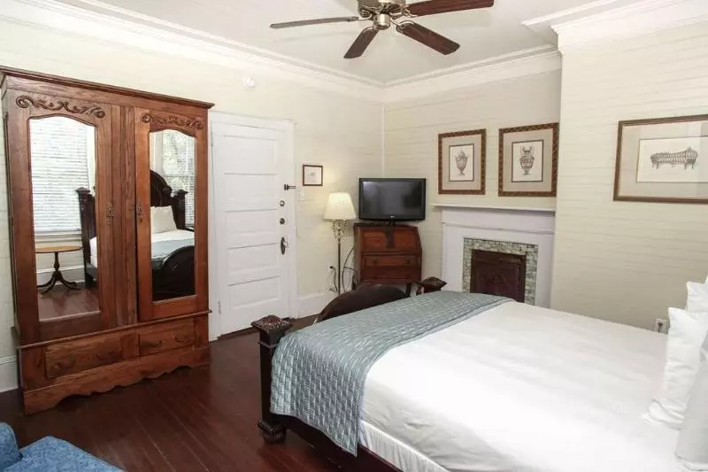 בית מלון כפרי Coombs Inn & Suites