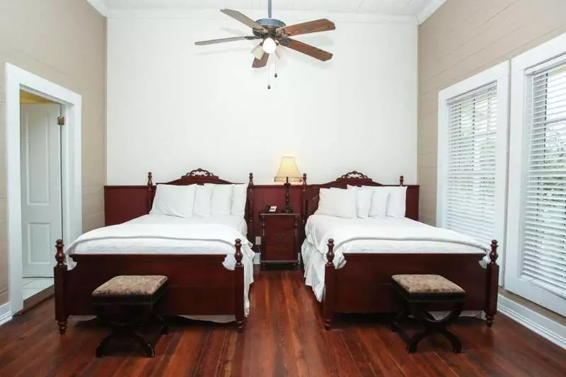 בית מלון כפרי Coombs Inn & Suites