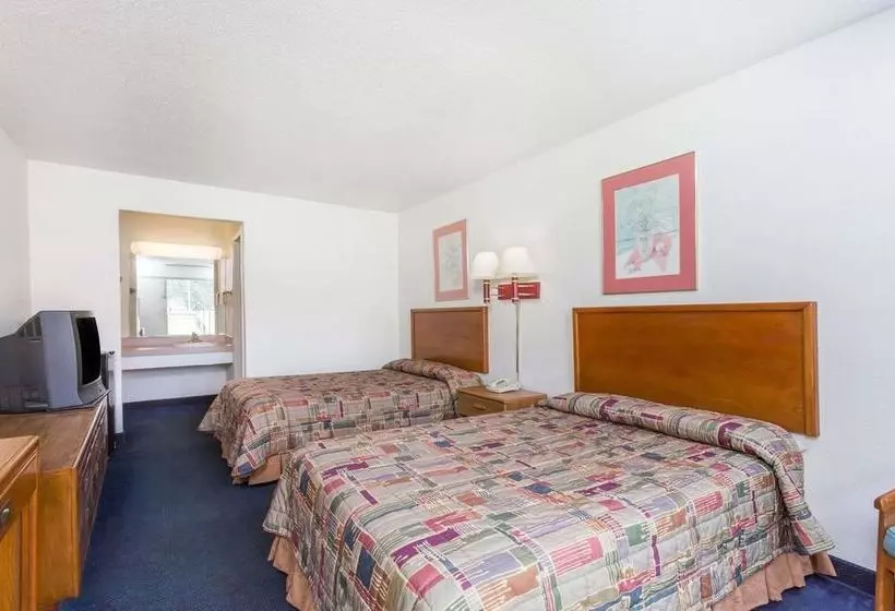 בית מלון כפרי Palmetto Inn by Magnuson Worldwide