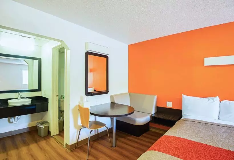 Motel 6blue Springs, Mo