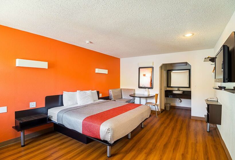 Motel 6blue Springs, Mo