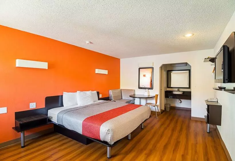 Motel 6blue Springs, Mo