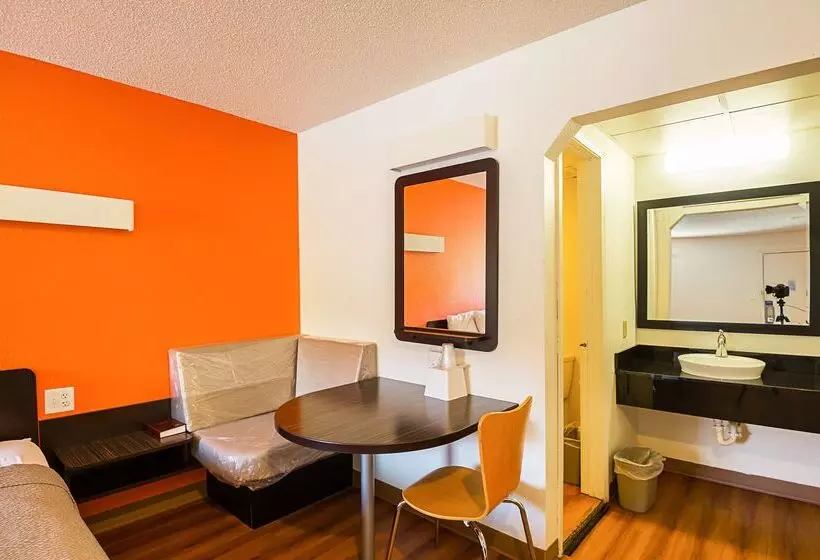 Motel 6blue Springs, Mo