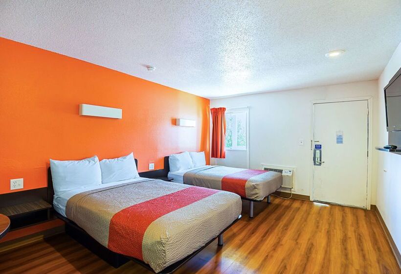 Motel 6blue Springs, Mo