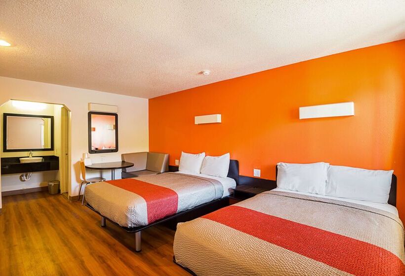 Motel 6blue Springs, Mo