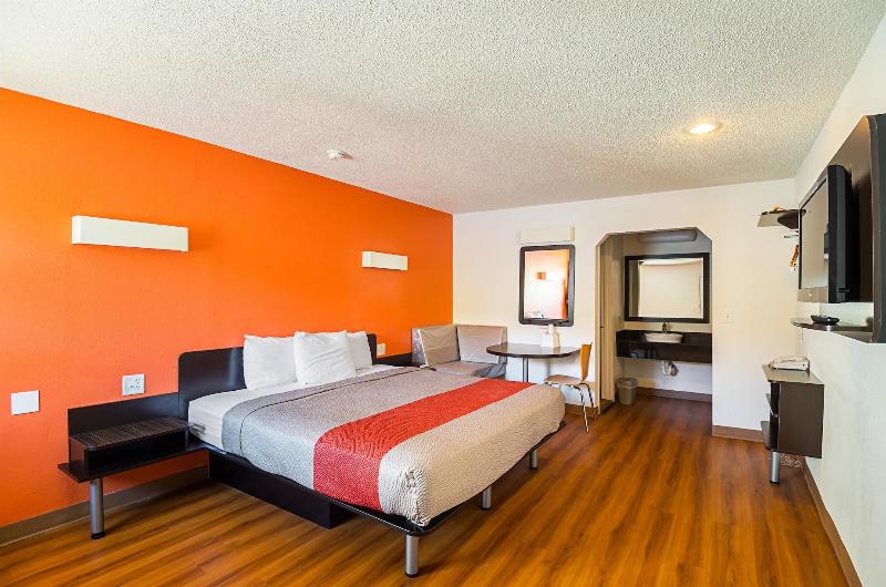 Motel 6blue Springs, Mo