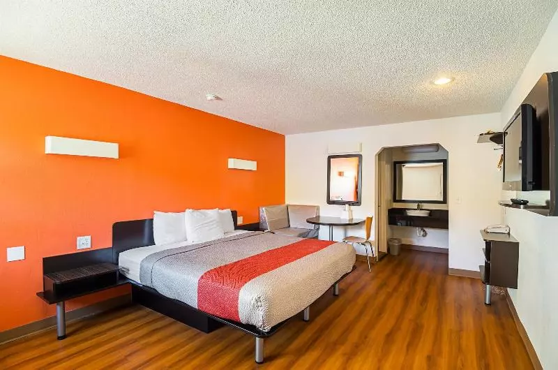 Motel 6blue Springs, Mo