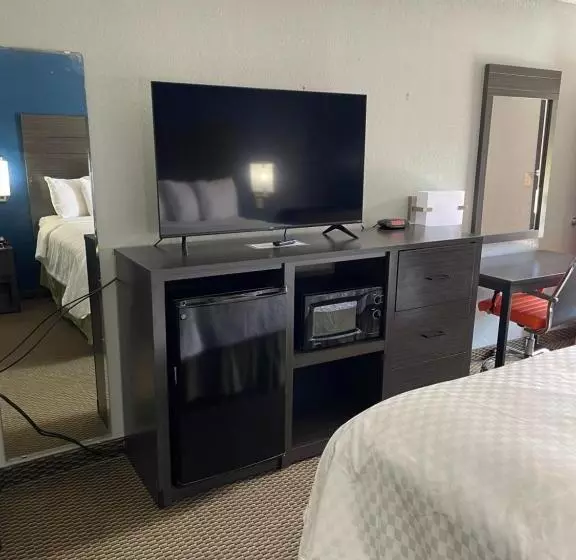 モーテル Clairmont Inn & Suites   Warren