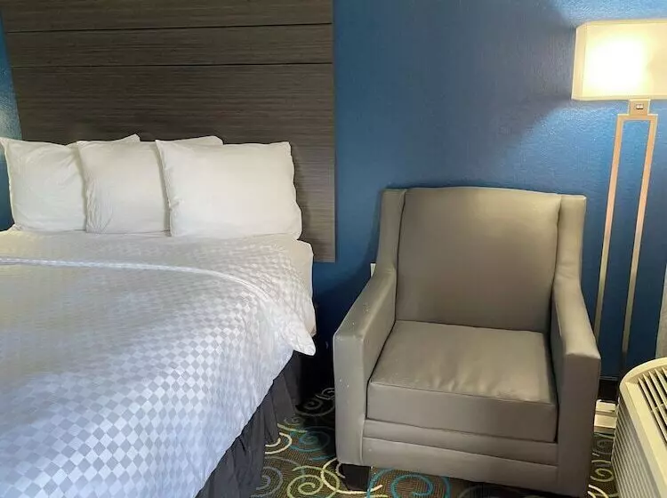 モーテル Clairmont Inn & Suites   Warren