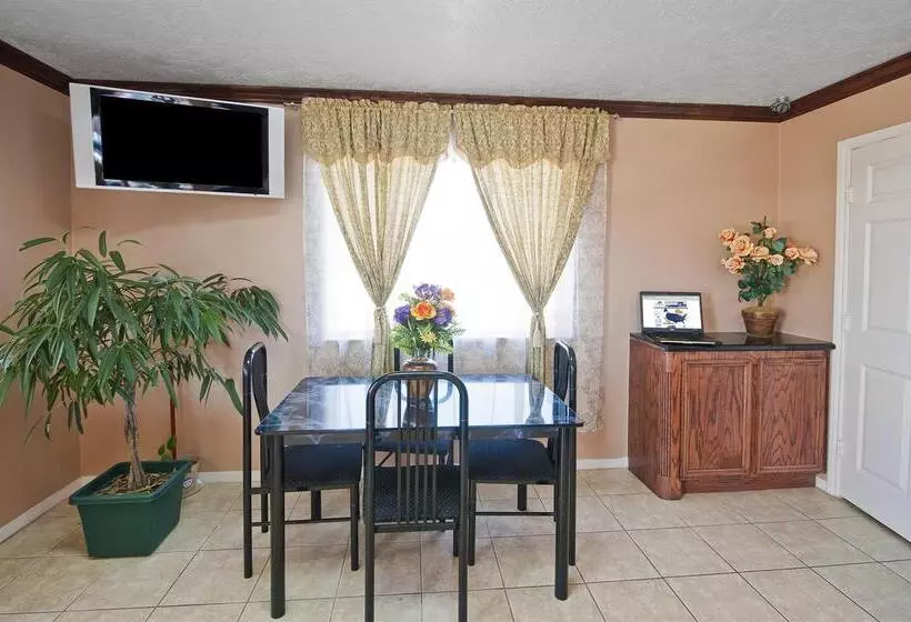 Отель Americas Best Value Inn & Suites Hempstead