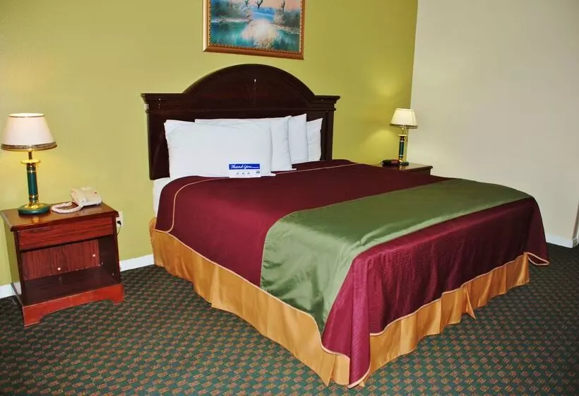 Отель Americas Best Value Inn & Suites Hempstead