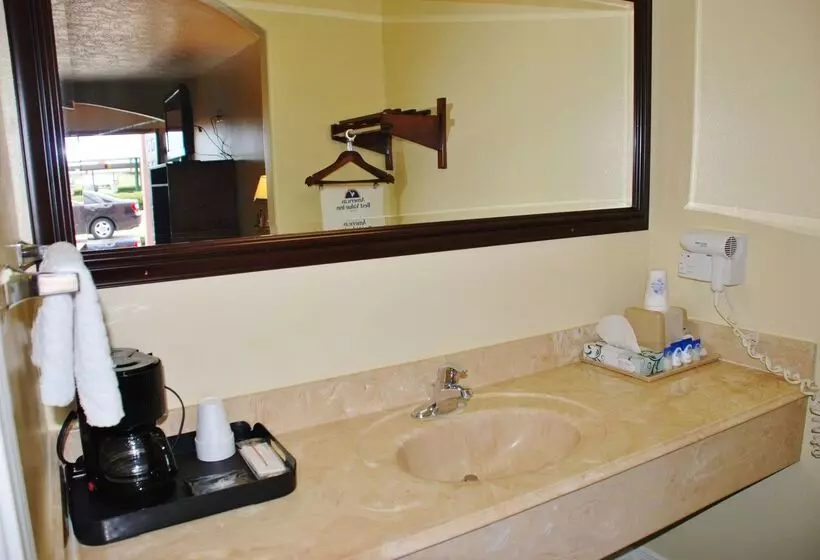 Отель Americas Best Value Inn & Suites Hempstead