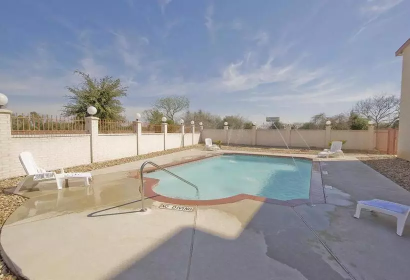 Отель Americas Best Value Inn & Suites Hempstead