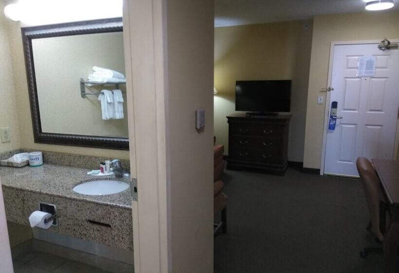 فندق Baymont By Wyndham Clinton