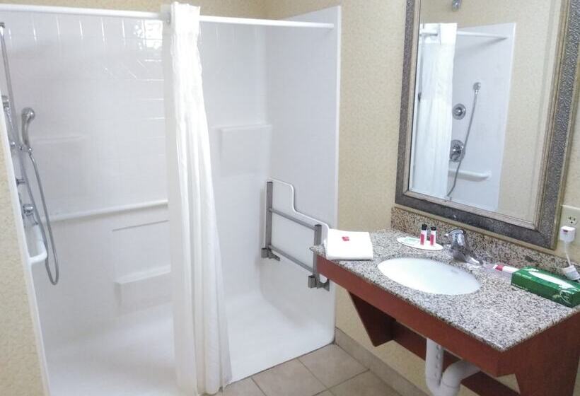 فندق Baymont By Wyndham Clinton