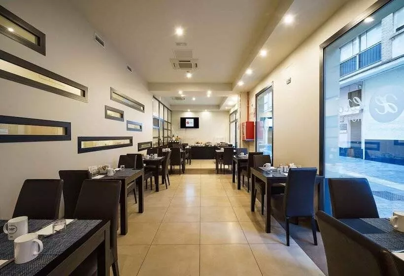 ホテル Exe Malaga Museos