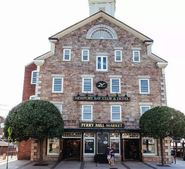 בית מלון כפרי Newport Bay Club And
