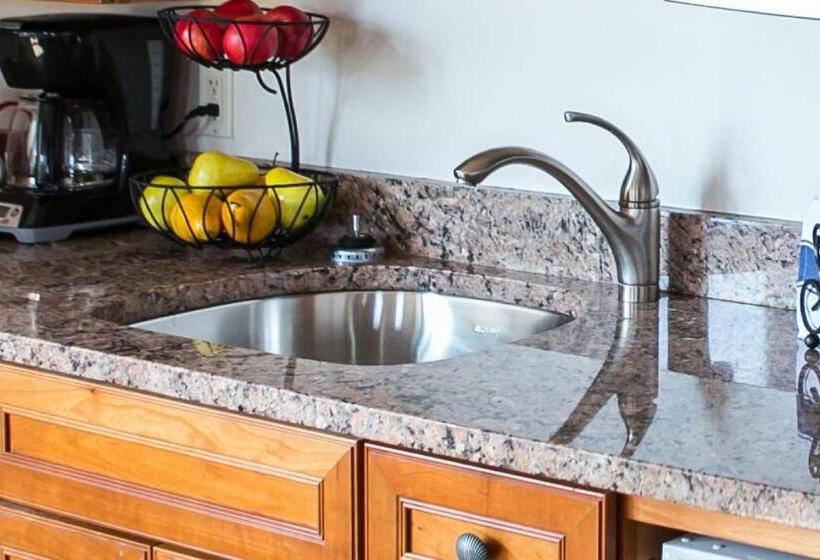 Hotel Newport Bay Club And