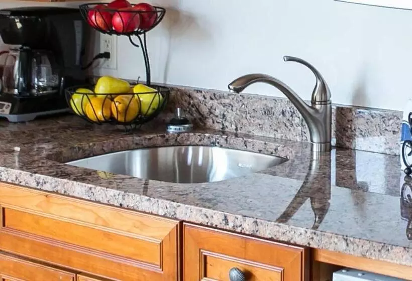 בית מלון כפרי Newport Bay Club And