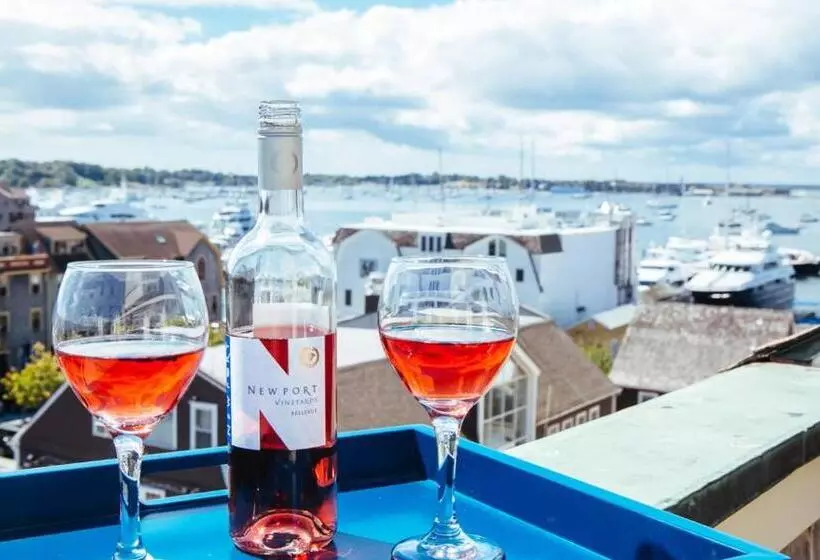 בית מלון כפרי Newport Bay Club And