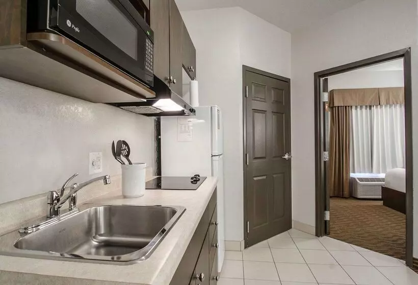 Отель Quality Inn & Suites