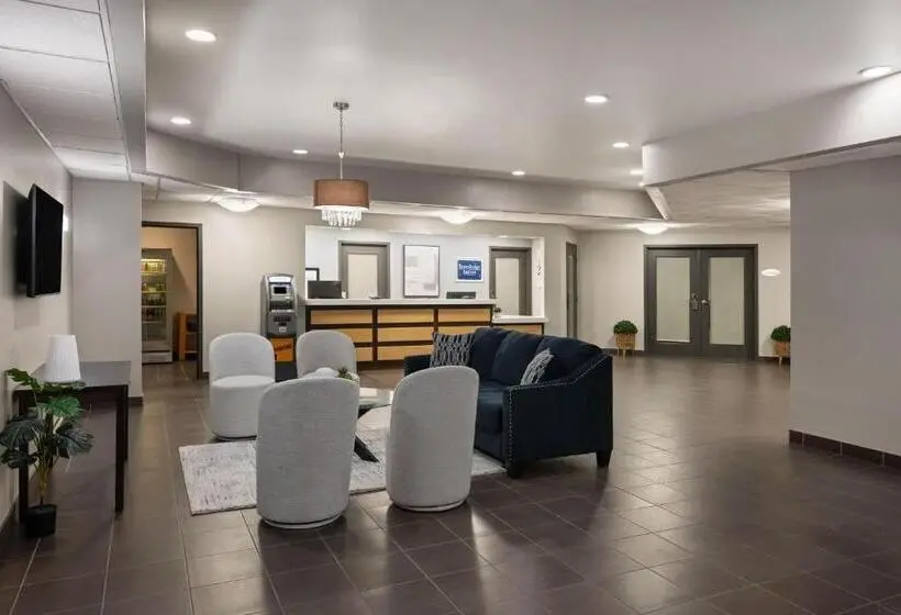 ホテル Travelodge Suites by Wyndham Estevan