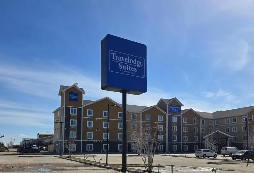ホテル Travelodge Suites by Wyndham Estevan