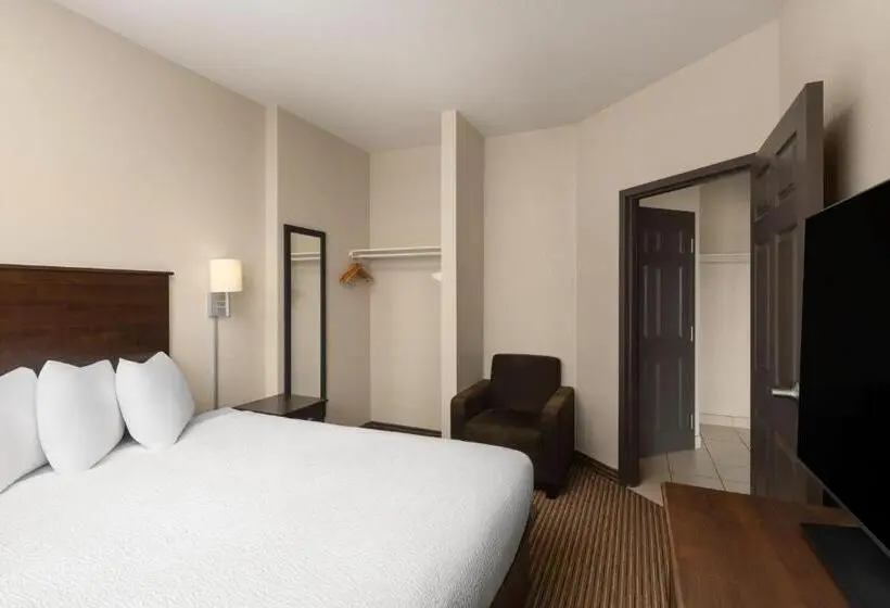 ホテル Travelodge Suites by Wyndham Estevan